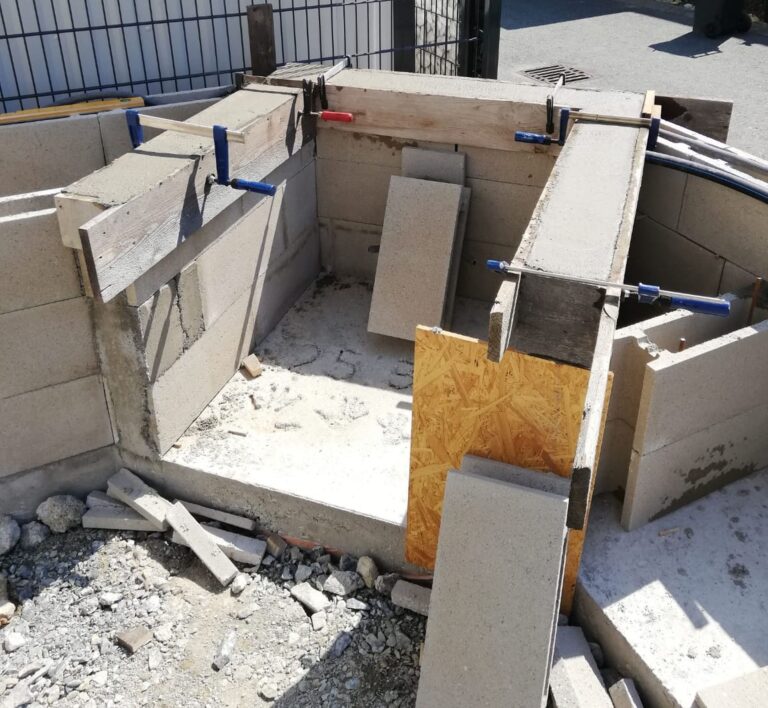 Outdoorküche mit Steinbackofen