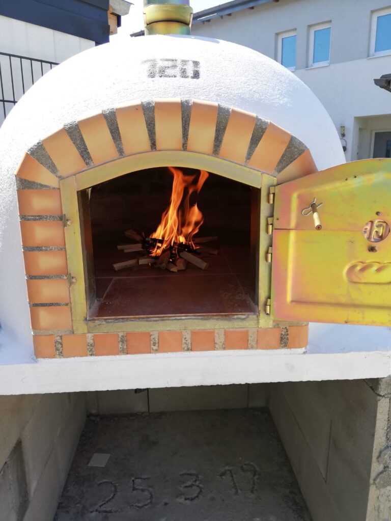 Outdoorküche mit Steinbackofen